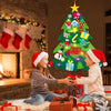 Dos niños decorando un árbol de Navidad con adornos y regalos en un ambiente acogedor interior.