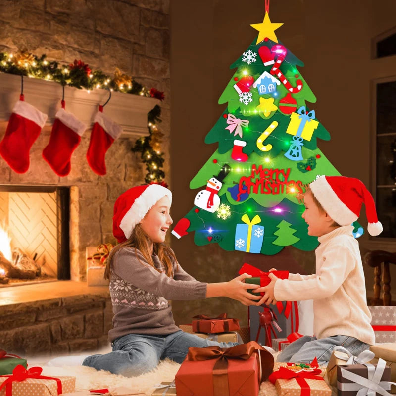 Dos niños decorando un árbol de Navidad con adornos y regalos en un ambiente acogedor interior.