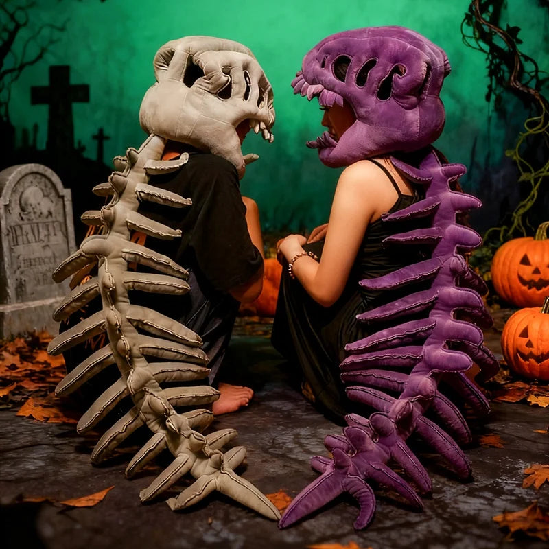 Une peluche squelette de dinosaure violet à côté d'une personne dans un décor d'automne effrayant.