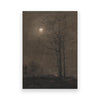 Un paysage sombre avec un arbre nu en silhouette contre une pleine lune dans la nuit brumeuse.