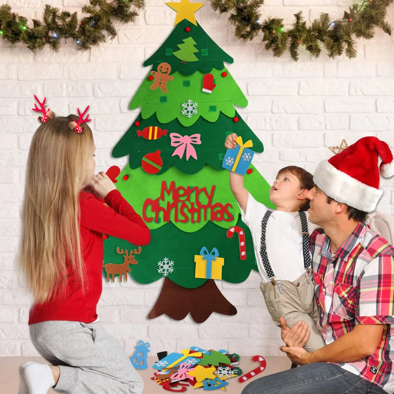 Una mujer y un niño decorando un gran árbol de Navidad de fieltro con adornos.