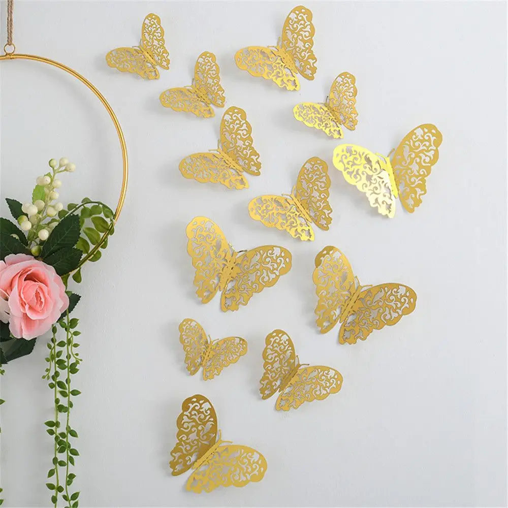 Set goldene 3D hohle Schmetterlings-Wanddekale, aufgehängt an einem goldenen Ring, vor weißem Hintergrund.