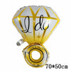 Globo de papel dorado en forma de diamante con las palabras 'I do' y un anillo de oro.