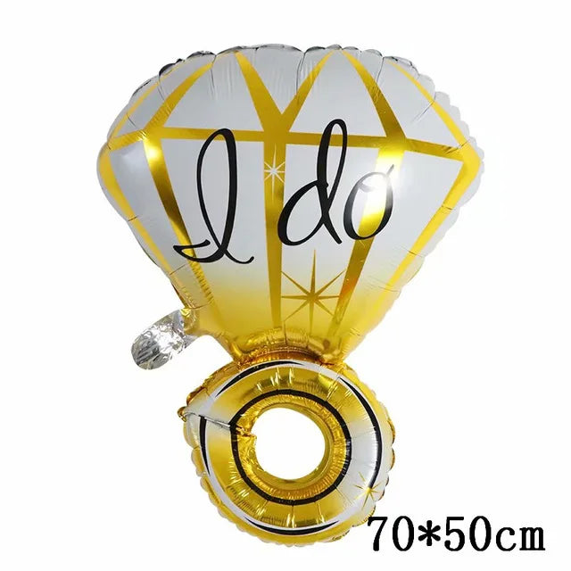 Globo de papel dorado en forma de diamante con las palabras 'I do' y un anillo de oro.