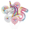 Un ballon en feuille en forme de tête de licorne blanche avec une crinière arc-en-ciel et des ballons roses, jaunes et violet