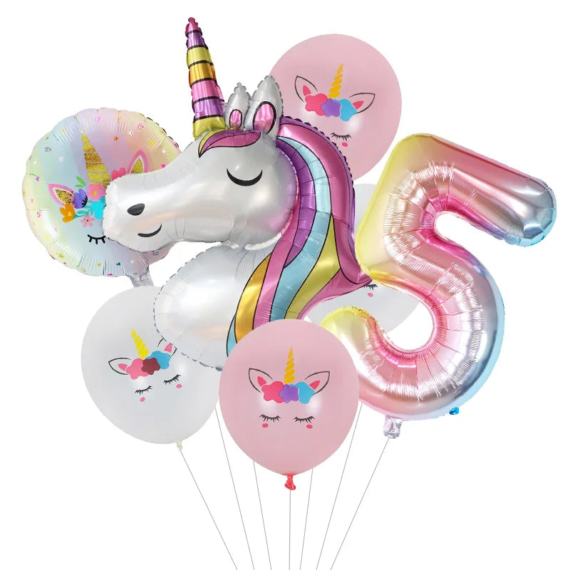 Un ballon en feuille en forme de tête de licorne blanche avec une crinière arc-en-ciel et des ballons roses, jaunes et violet