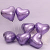 Una colección de globos de aluminio en forma de corazón morado en cuerdas blancas.
