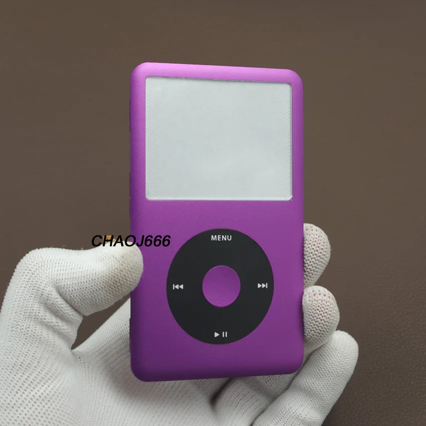 Une main tient un kit de réparation de face avant d'un iPod Classic violet avec un écran blanc et un bouton de menu noir.