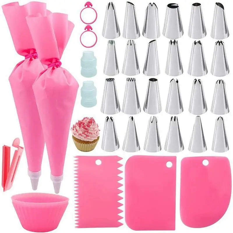 Un juego de boquillas para decorar pasteles de silicona rosa y una espátula rosa sobre fondo blanco.