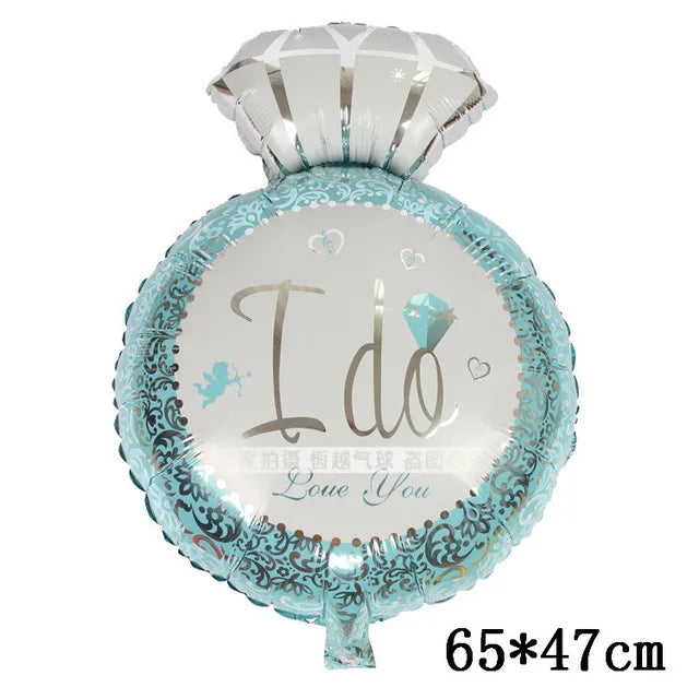 Globo de papel metálico plateado en forma de oso con un patrón decorativo azul y plateado