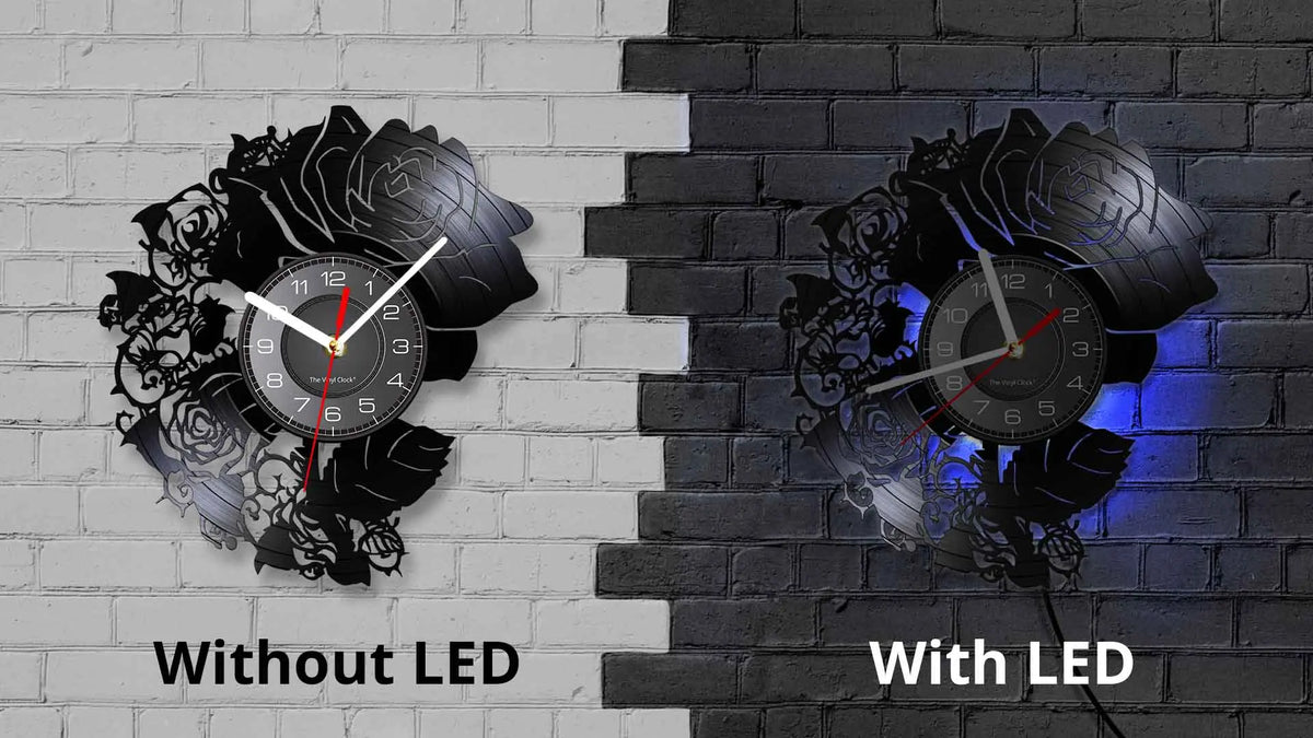مقارنة لساعة حائط قرص فينيل بدون إضاءة (LED) وبها إضاءة، مثبتة على حائط من الطوب.