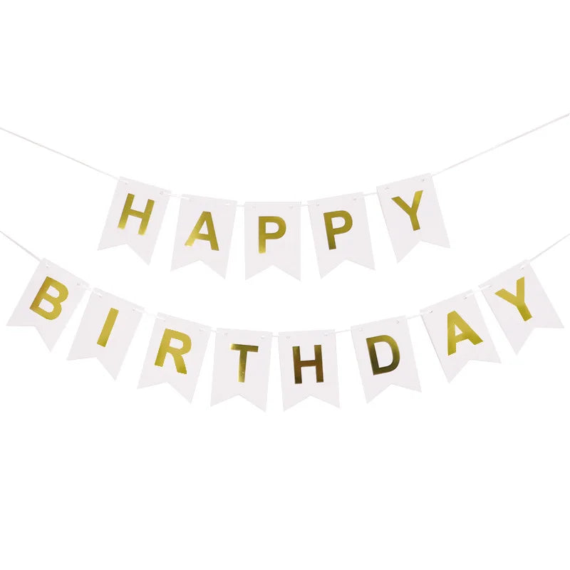 Una cadena de banderas de color dorado deletreando 'HAPPY BIRTHDAY' contra un fondo blanco.