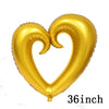 Un globo de lámina con forma de corazón dorado.