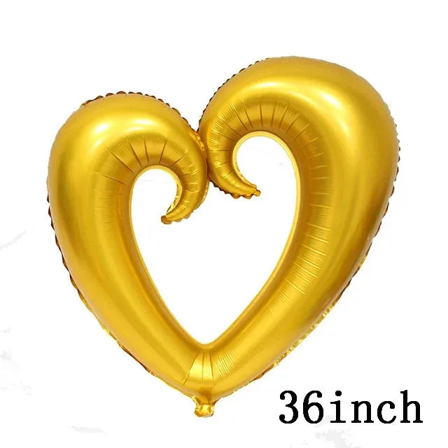 Un globo de lámina con forma de corazón dorado.