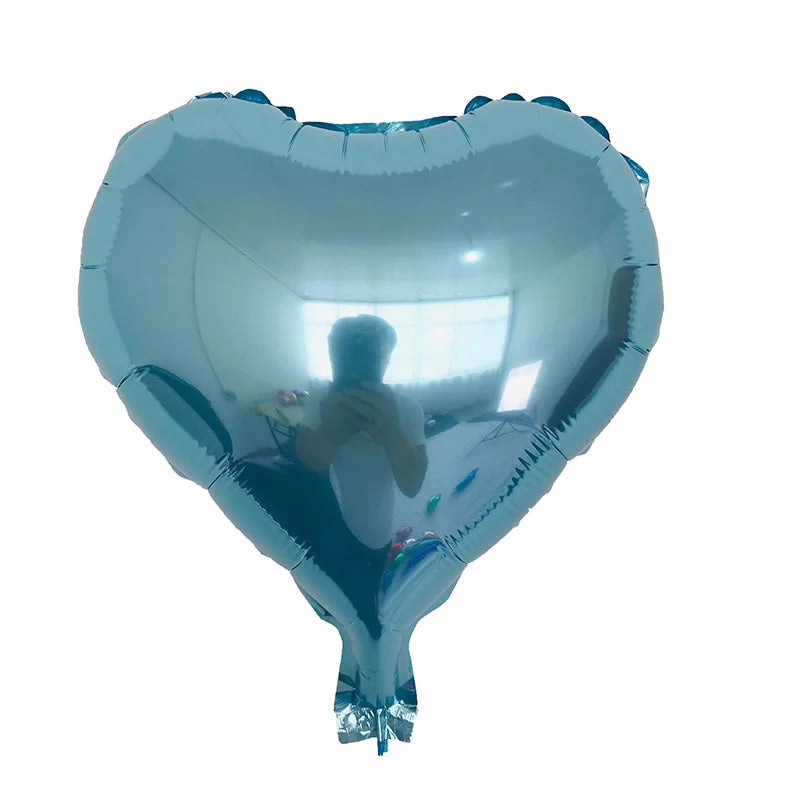Herzförmiger Folienballon gefüllt mit Luft, mit einer Person darin.