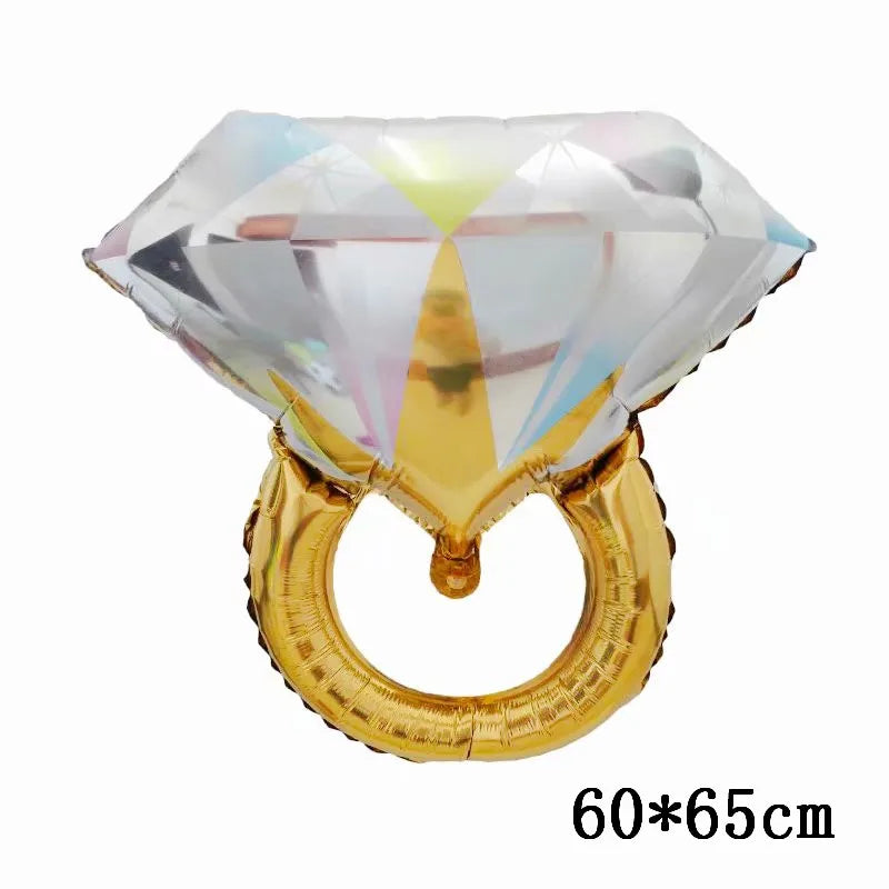 Un colgante de vidrio en forma de diamante con un anillo de color dorado, que parece la forma de un oso.