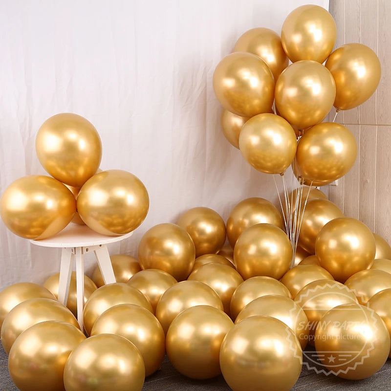 Un grupo de globos dorados brillantes usados para una decoración de pancarta de cumpleaños