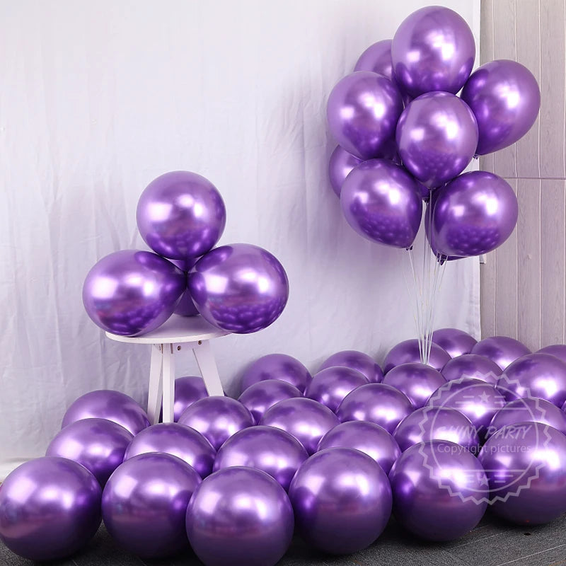 Un manojo de globos morados atados para una decoración de cumpleaños
