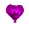 Ein einzelner, glänzender magentafarbener herzförmiger Folienballon.
