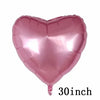Globo de papel metálico en forma de corazón rosa con textura arrugada.