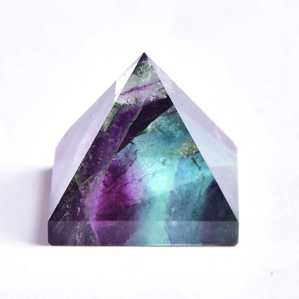 Cristal piramidal de fluorita púrpura clara con inclusiones violetas profundas y turquesa.