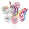 Un ballon en feuille en forme de licorne blanche avec une crinière arc-en-ciel et des ballons roses, jaunes et violets.