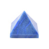 Cristal piramidal de fluorita azul profunda natural con patrones estriados.