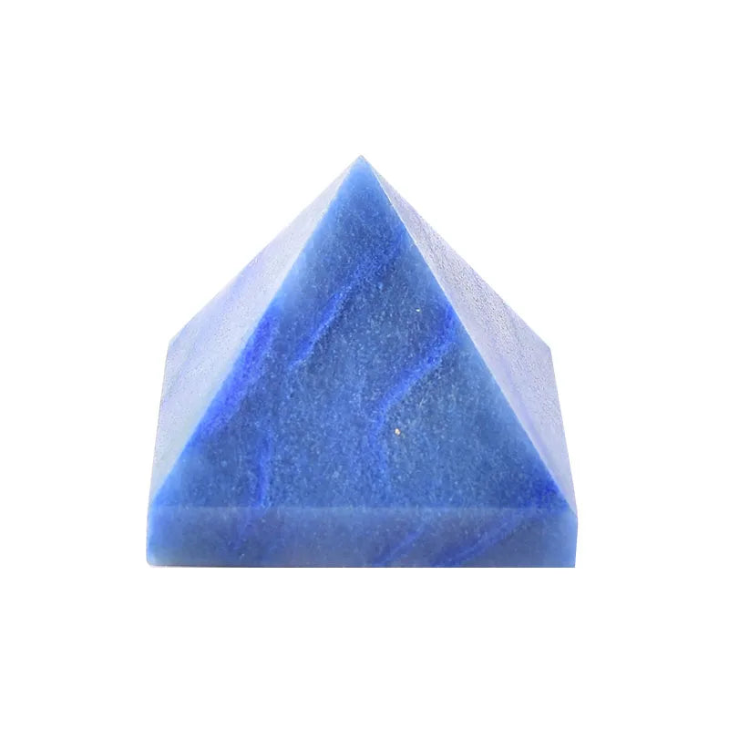 Cristal piramidal de fluorita azul profunda natural con patrones estriados.