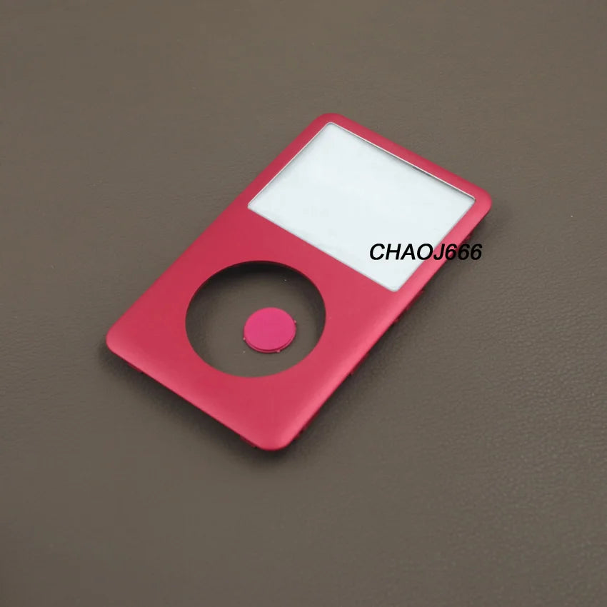 Pièce de face rouge et blanche pour kit de réparation iPod Classic posée sur une surface marron.