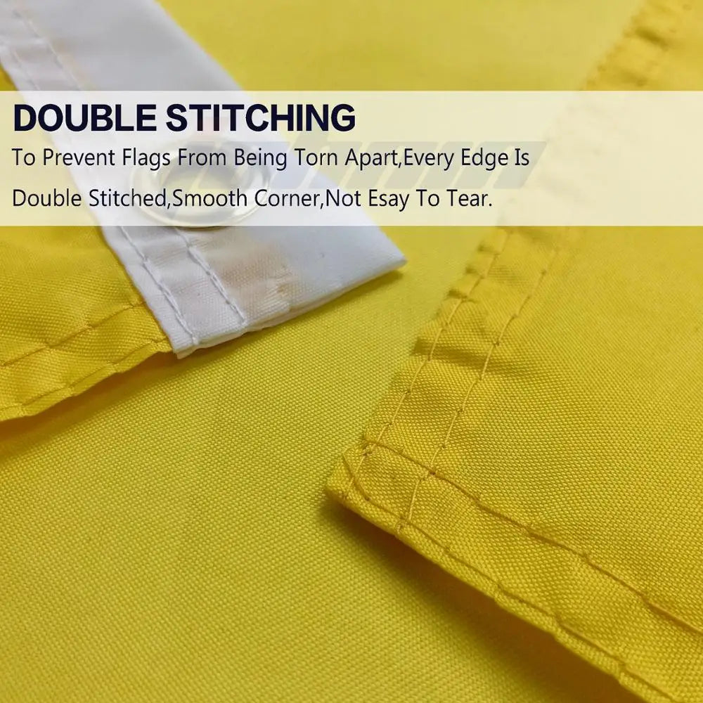 لقطة مقربة لقماش أصفر يظهر خياطة مزدوجة على حافة بيضاء لمنع التمزق.