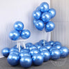 Un grupo de globos azules se muestra en un taburete blanco contra un fondo claro.
