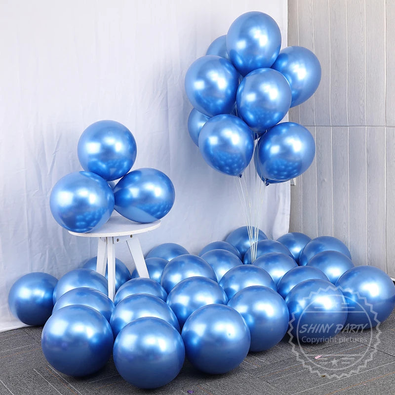 Un grupo de globos azules se muestra en un taburete blanco contra un fondo claro.