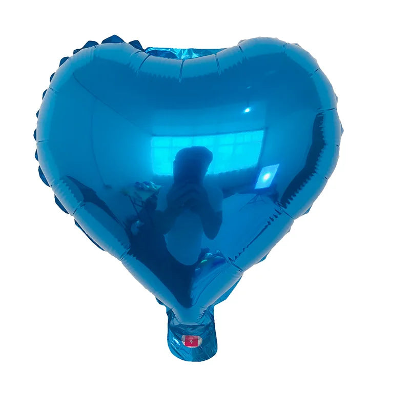 Ein einzelner, großer, glänzender blauer herzförmiger Folienballon vor einem hellen Hintergrund.