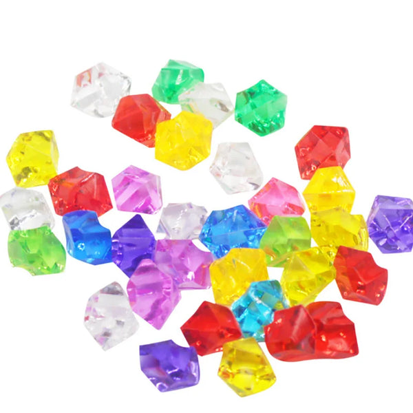 Una colección de decoraciones de cristal acrílico colorido en varios tonos como amarillo, verde, rojo, púrpura y azul.