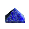 Piramide de fluorita natural azul profundo con inclusiones doradas, vista en ángulo.