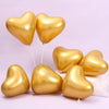 Un grupo de globos dorados en forma de corazón brillantes para una decoración de pancarta de cumpleaños.
