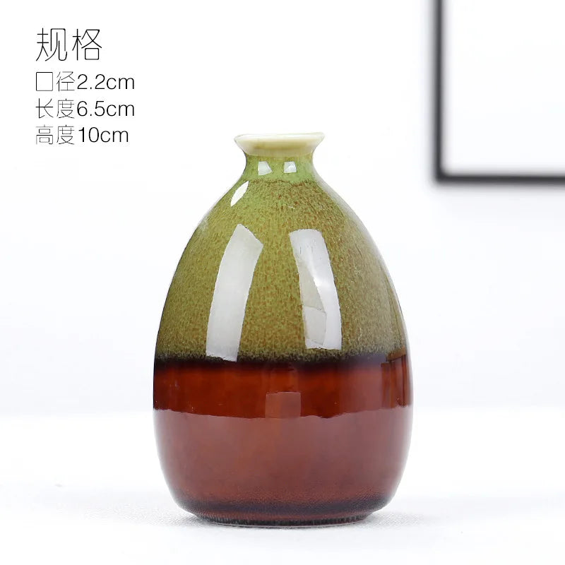 Handgemachte Keramikvase mit grün-braunem, gesprenkeltem Glasurfinish und glänzender Oberfläche
