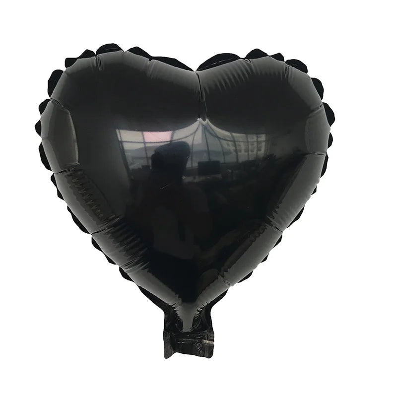 Ein schwarzer herzförmiger Folienballon.