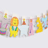 Banner de cumpleaños chapado en oro con figuras de animales coloridas como elefante, león, conejo y jirafa.