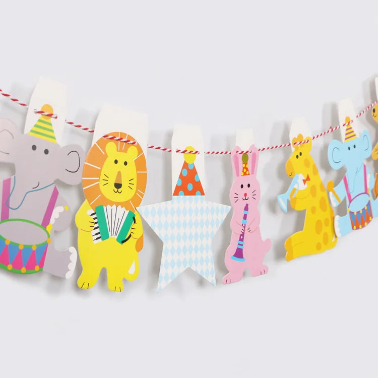Banner de cumpleaños chapado en oro con figuras de animales coloridas como elefante, león, conejo y jirafa.
