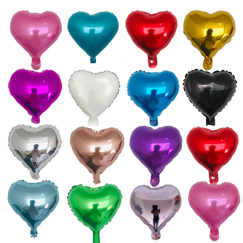 Eine Sammlung herzförmiger Aluminiumballons in verschiedenen Farben wie rosa, blau, rot und lila.