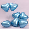 Un grupo de globos en forma de corazón azul claro contra un fondo rosa suave.