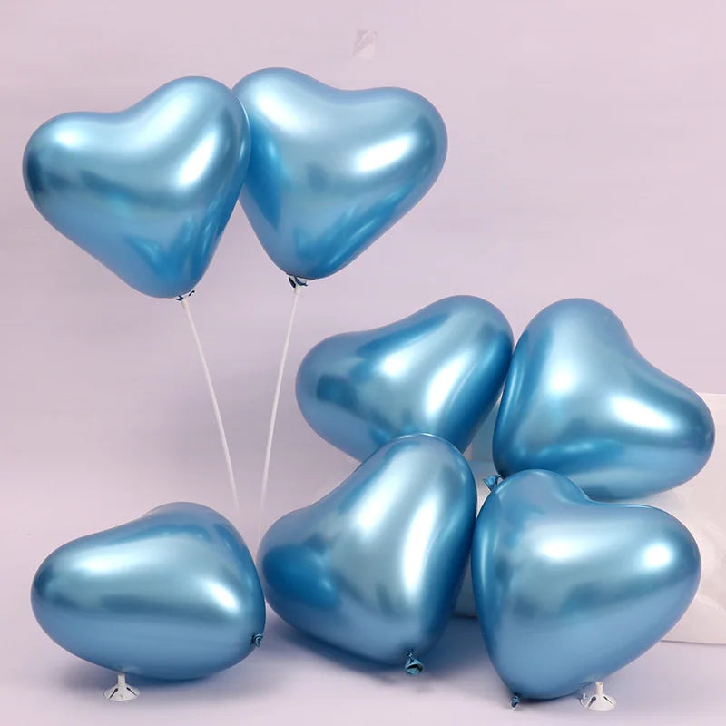 Un grupo de globos en forma de corazón azul claro contra un fondo rosa suave.