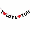 Banner hecho de letras rojas y negras que deletrean 'I love you'