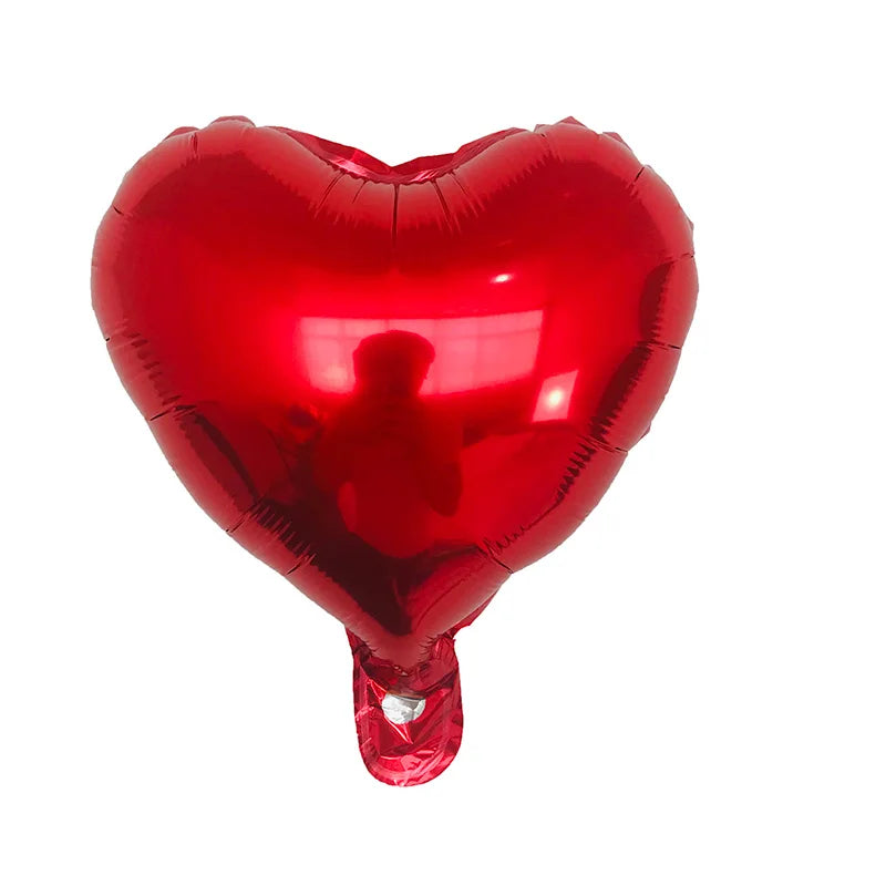 Glänzender roter herzförmiger Folienballon.