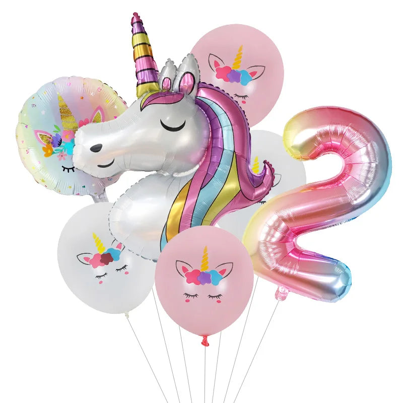 Collection de ballons en feuille iridescents et roses en forme d'unicorns aux différentes couleurs.