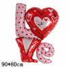 Globo de aluminio en forma de corazón rojo con diseño de corazón blanco y un globo largo y vertical en forma de la letra I