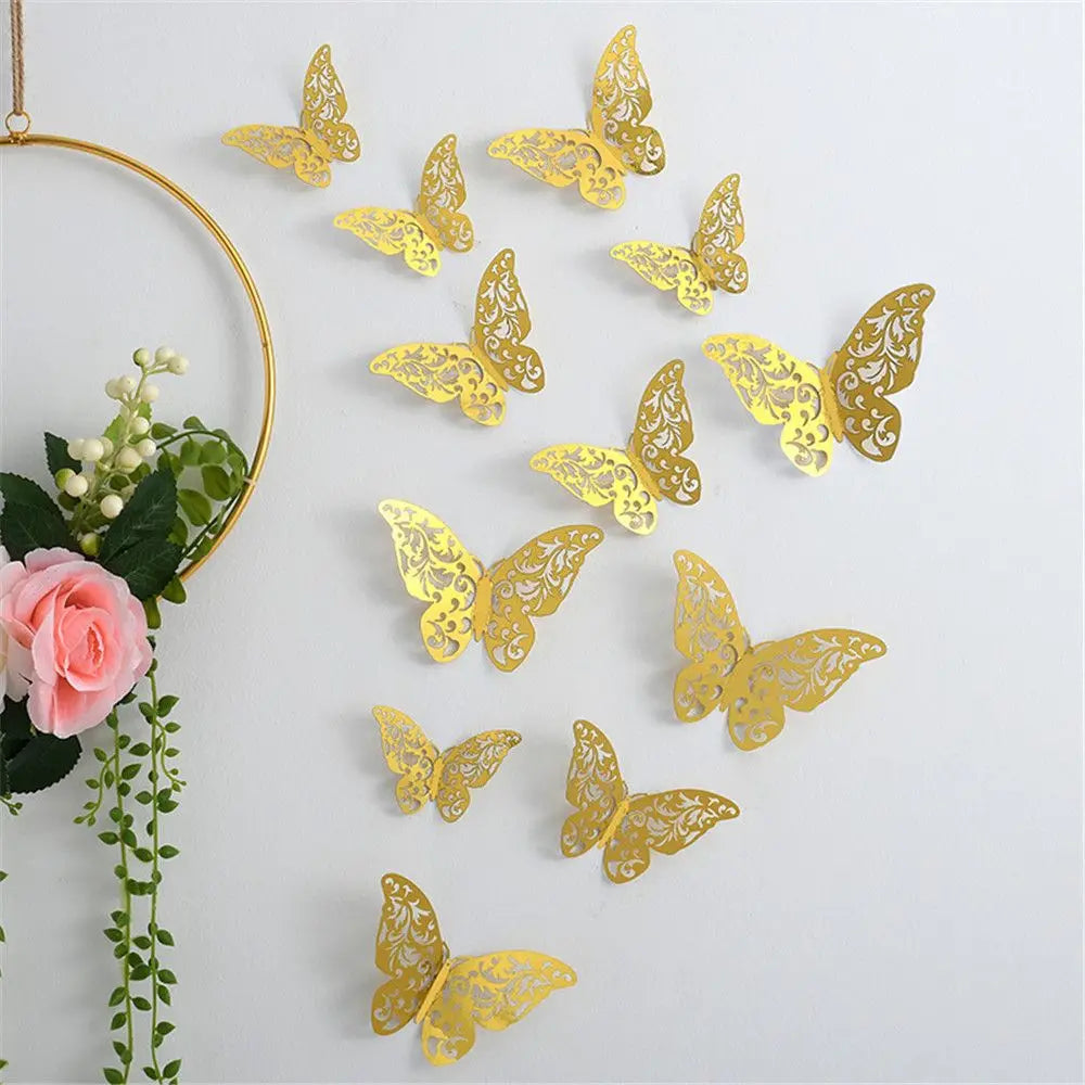 Ein Set goldener 3D-Hohl-Schmetterlings-Wandaufkleber, aufgehängt an einer weißen Wand.