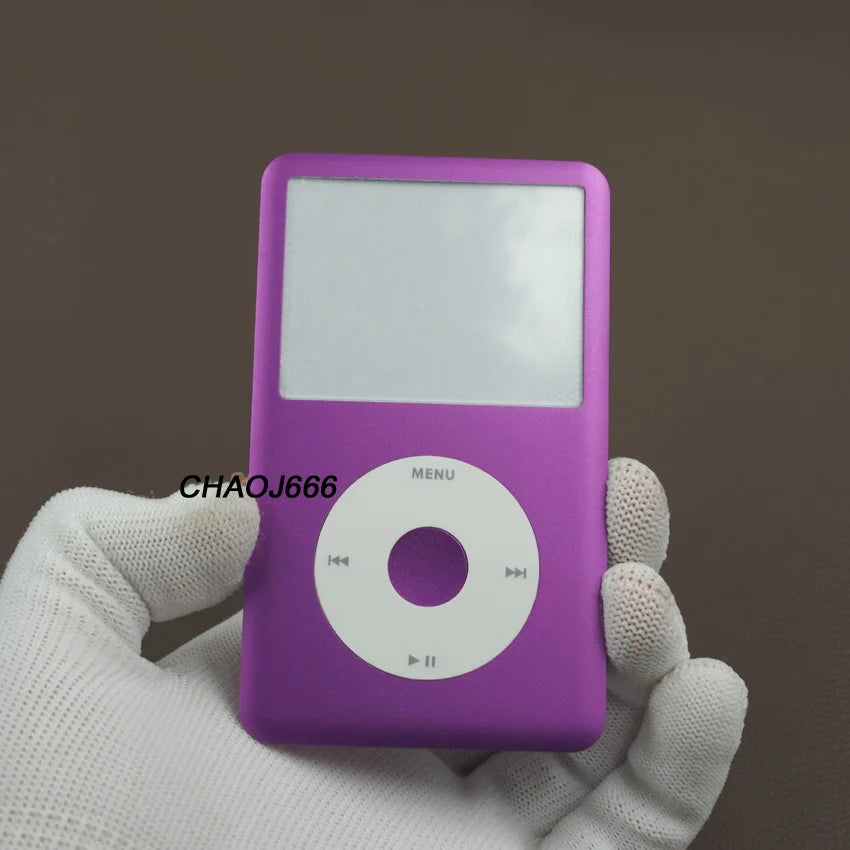 Une main tient un kit de réparation du panneau avant d'un iPod Classic violet avec un bouton de menu circulaire visible.