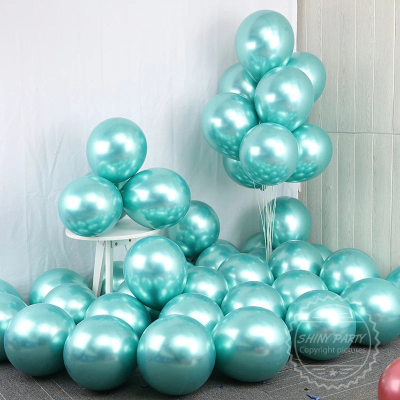Un grupo de globos metálicos azul claro utilizados para una decoración de pancarta de cumpleaños.